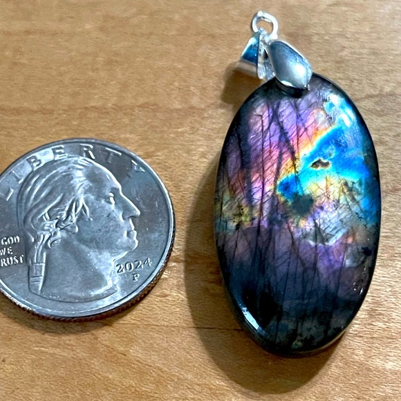 Beautiful Oval Purple/Purple Labradorite Pendant Necklace - Picture 4 of 4